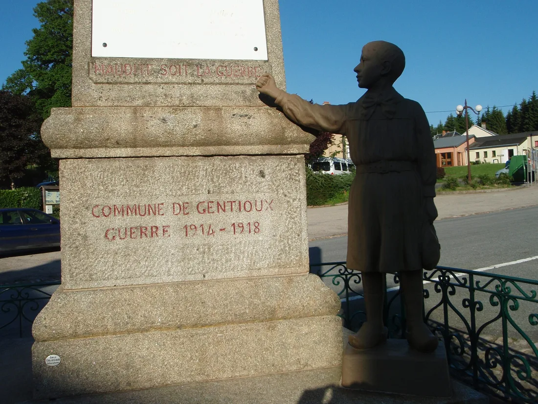 Le monument aux morts de Gentioux, dans la Creuse : un orphelin montre du poing l’inscription « Maudite soit la guerre »