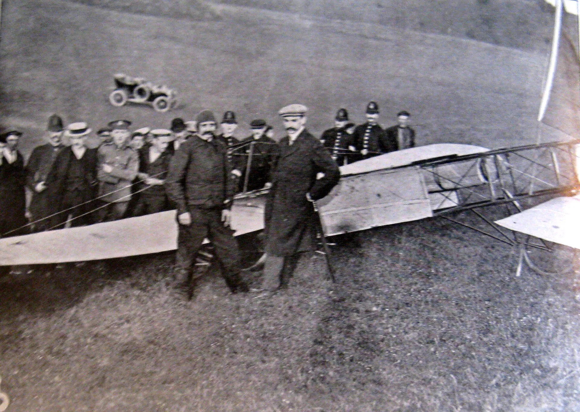 Louis Blériot et son avion à Douvres — photographie, 25 juillet 1909